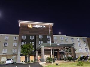 ein Hotel mit einem Schild auf der Vorderseite in der Unterkunft La Quinta by Wyndham Montgomery in Montgomery