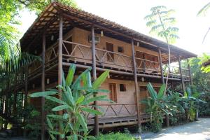 un edificio con balcones en un lateral en Pousada Canto Verde, en Boicucanga