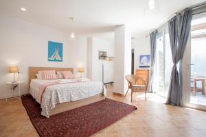 ein Schlafzimmer mit einem Bett und einem großen Fenster in der Unterkunft Habana Apartment in Valencia