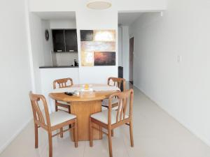 Un comedor con mesa y sillas de madera. en Abasto Gardel Tango, en Buenos Aires