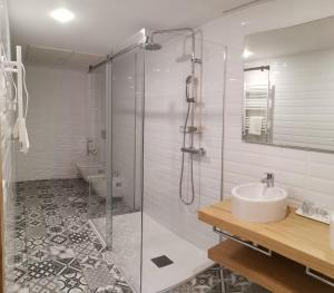 Koupelna v ubytování A Casa da Botica + 37 fotografií