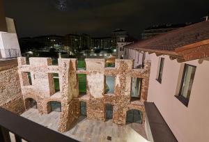 una vista aérea de un edificio por la noche en Hotel Cascina Fossata & Residence en Turín