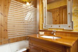a bathroom with a sink and a mirror at Apartamento Eth Pui by Totiaran in Salardú +8 photos
