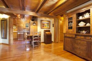 a kitchen with wooden floors and a table and chairs at Apartamento Eth Pui by Totiaran in Salardú