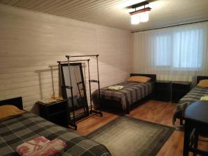 コロチャバにあるСадиба "У Радівілова"のベッド2台と鏡が備わる客室です。