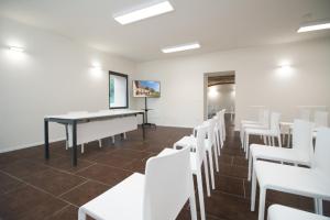 Televiisor ja/või meelelahutuskeskus majutusasutuses Hotel Cascina Fossata & Residence