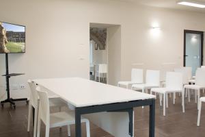 Televiisor ja/või meelelahutuskeskus majutusasutuses Hotel Cascina Fossata & Residence