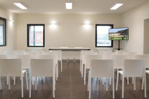 Televiisor ja/või meelelahutuskeskus majutusasutuses Hotel Cascina Fossata & Residence
