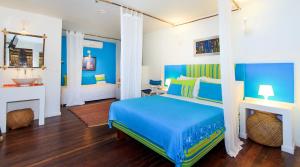 Postel nebo postele na pokoji v ubytování Kohsamui Casa Hotel Del Mar