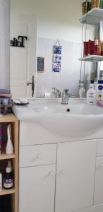 una cucina con lavandino e bancone bianco di Villa Acqua Doria a Coti-Chiavari