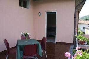 una mesa y sillas en una habitación con una mesa y una puerta en Albergo Ristorante Punta Dell'Est, en Clusane sul Lago