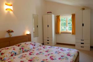 a bedroom with a bed and two dressers and a window at BaskoParadis I Eco-Gites I Calme I Vue I Ânes I Jardin I Montagne I Nature in Louhossoa