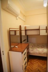 a room with two bunk beds and a desk at اسطنبول بكركوي طريق الساحل in Istanbul