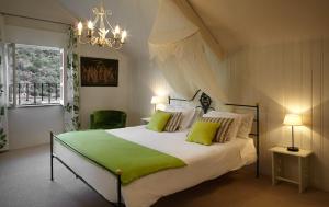 
A bed or beds in a room at Quinta de la Rosa
