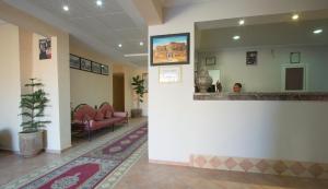 een lobby van een ziekenhuis met een wachtkamer bij Kasbah Didis in Aït Ougliff