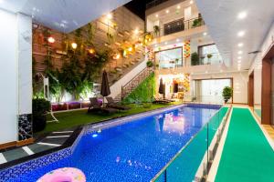a large swimming pool in the middle of a building at TAM COC SUNSHINE HOTEL in Ninh Binh