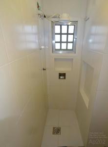 Un baño con ducha con ventana. en Praia do Forte Wifi, en Cabo Frío