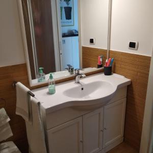 un baño con lavabo y espejo en Chez Marie, en Taormina