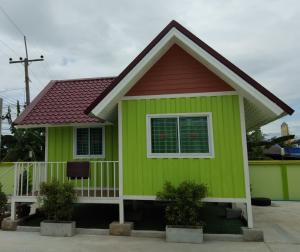 a small green house with a red roof at กรีนเกสท์เฮ้าส์ พนัสนิคม in Phanat Nikhom +13 photos