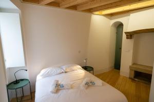 1 dormitorio con 1 cama blanca y 2 almohadas en Change The World Hostels - Coimbra - Almedina, en Coímbra