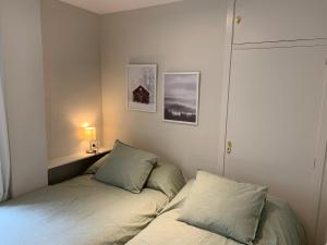 1 dormitorio con 1 cama y 1 lámpara en la pared en Center Flat Tejares en Córdoba