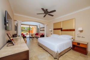 TV a/nebo společenská místnost v ubytování Barceló Maya Caribe - All Inclusive