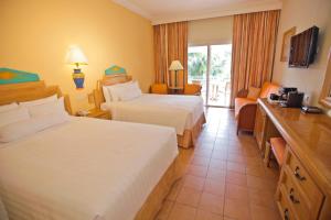 TV a/nebo společenská místnost v ubytování Barceló Maya Caribe - All Inclusive