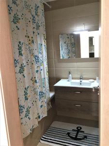 Ванная комната в Luxury Mountain View Apartment