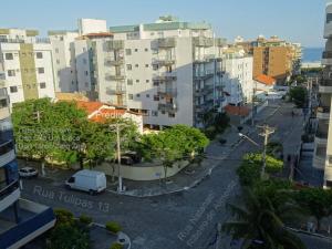 vistas a una ciudad con edificios y una calle en Praia do Forte Wifi, en Cabo Frío