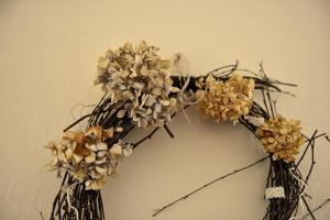una corona de flores secas en una pared en Agriturismo La Fucina, en Vigliano Biellese
