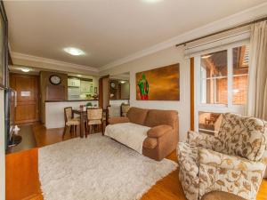 een woonkamer met een bank en een tafel bij Villa Di Pietro - 404 in Gramado