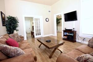 a living room with a couch and a coffee table at Roses Haus in New Braunfels