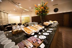 Bourbon Joinville Convention Hotel في جوينفيل: بوفيه طعام على طاولة في الغرفة