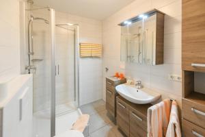 een badkamer met een douche, een wastafel en een toilet bij Gasthof Kolb in Bayreuth