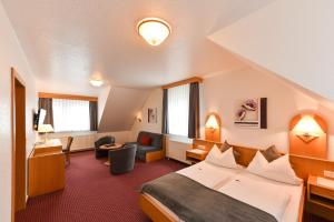 een hotelkamer met een bed en een woonkamer bij Gasthof Kolb in Bayreuth