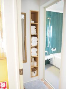een badkamer met een toilet, een spiegel en handdoeken bij Guest House Bostons / Vacation STAY 5142 in Niigata