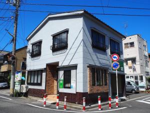 een wit gebouw op de hoek van een straat bij Guest House Bostons / Vacation STAY 5142 in Niigata