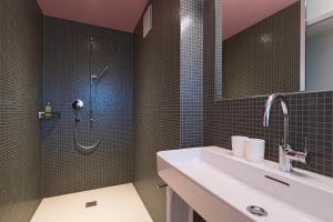 Vannituba majutusasutuses Hotel Dom - das Hotel mit dem Integrationskonzept