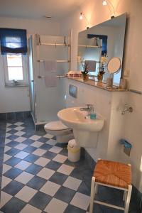 プレローにあるWolffsbauのバスルーム(洗面台、トイレ付)
