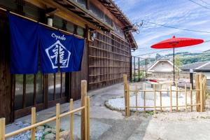 un drapeau est accroché sur le côté d'un bâtiment dans l'établissement Oyado Ryu / Vacation STAY 54218, à Nagasaki