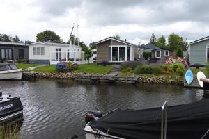 埃尔讷沃德Watervriend的河上一群房子,有船