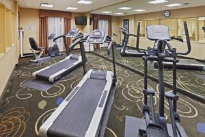 un gimnasio con varias cintas de correr y máquinas cardiovasculares en Holiday Inn Express & Suites Poteau, an IHG Hotel, en Poteau