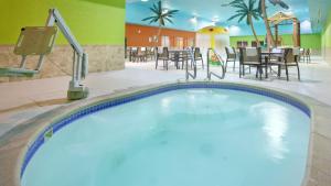 בריכת השחייה שנמצאת ב-Holiday Inn Express Fremont, an IHG Hotel או באזור