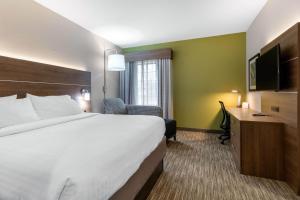 Holiday Inn Express Henderson, an IHG Hotel tesisinde bir odada yatak veya yataklar