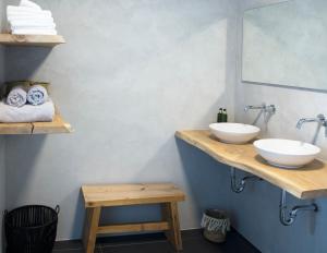 La salle de bains est pourvue de 2 lavabos et d'un miroir. dans l'établissement B & B Meet the Dutch, à Ridderkerk