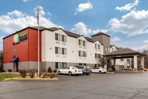 un hotel con coches estacionados en un estacionamiento en Holiday Inn Express Henderson, an IHG Hotel, en Henderson