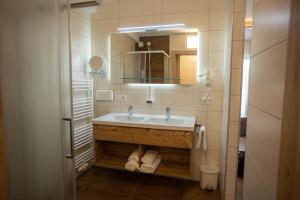 un baño con lavabo y espejo en Hotel Samerhof - Skidepot inklusive, en Tröpolach