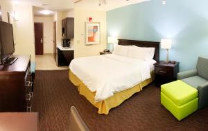Un pat sau paturi într-o cameră la Holiday Inn Express Hotel & Suites Gainesville, an IHG Hotel