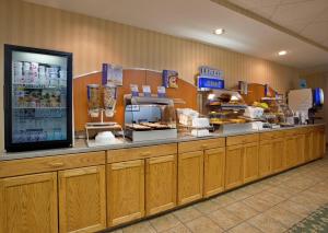 a food counter in a fast food restaurant at Holiday Inn Express Mount Pleasant- Scottdale, an IHG Hotel in Mount Pleasant