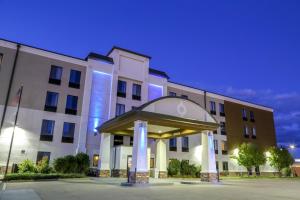 un edificio con un gazebo di fronte di Holiday Inn Express Fargo - West Acres, an IHG Hotel a Fargo